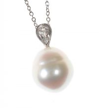 18CT WHITE GOLD SOUTH SEA PEARL AND DIAMOND PENDANT AND CHAIN at Ross's Online Art Auctions