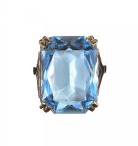 9CT GOLD RING SET WITH A LARGE BLUE STONE at Ross's Online Art Auctions